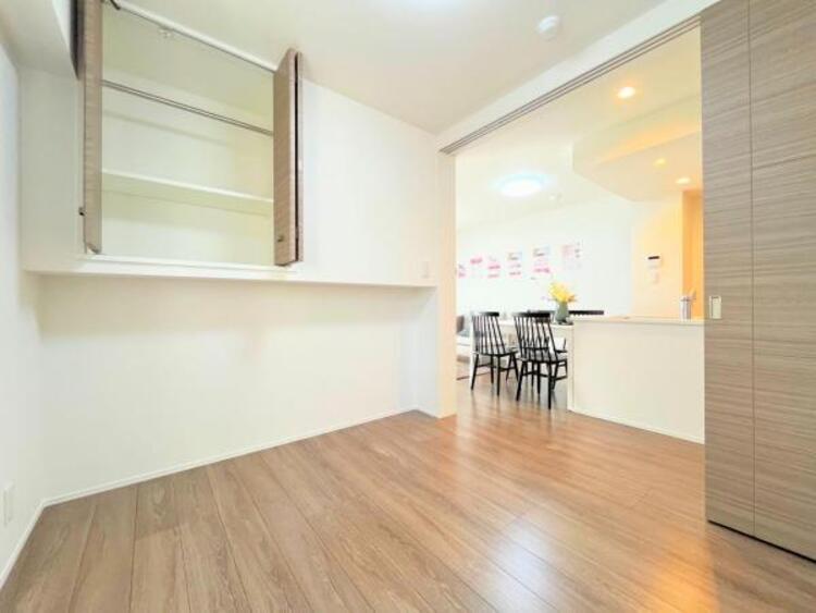 内装 ●〇バルコニーに大きく面した掃出し窓から光が降りそそぐ開放的な居室です。大きな窓からは、太陽の光はもちろん、爽やかな風が部屋一面に吹き抜けます。部屋のこもったニオイもすぐに換気することが出来ます　〇● 