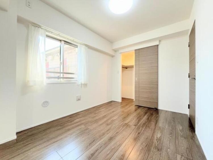 内装 ●〇採光もアクセントの一つとして。プライベートルームにはやさしい光が射し込んでいて、この明るい好みの空間で読書や音楽。充実した時間を過ごせます。日中に明りをつける必要が無い事も物件選びの大きな条件〇● 