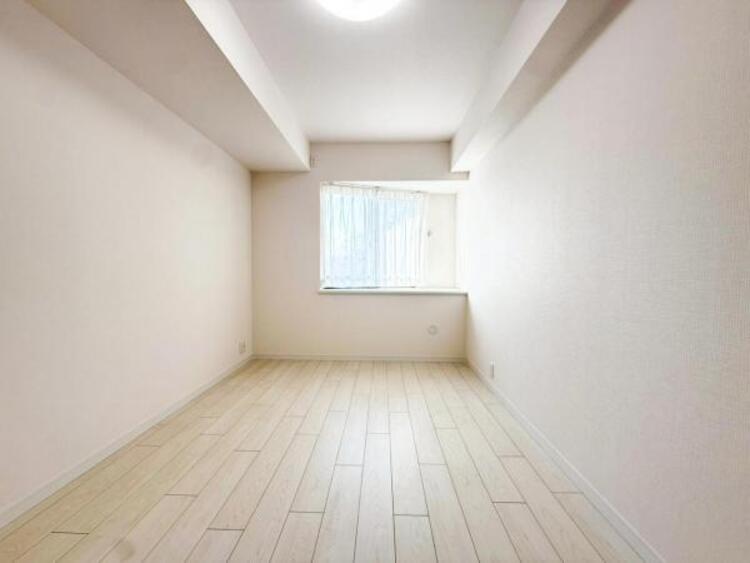 内装 穏やかな寛ぎあじわえるお部屋では有意義な時間がつくれます！大きな窓からと陽光が注がれる明るい空間！光もアクセントの一つとして。一人時間も充実したものにできるプライベートルームは日々を豊かにします！！ 