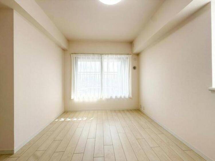 内装 居室はひとり時間を過ごせる安らげるお部屋として活用できます！収納スペースあり！荷物が多くても十分！ベッドや勉強机、テレビなどを置きたい場合におすすめ！！過ごす時間が長くてもゆったり過ごせそうですね！ 