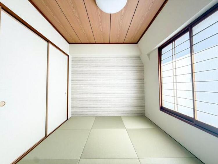 内装 【隣接した和室】お昼寝スペース、洗濯物をたたむスペースなどにも使え、来客時の客間としても適しています。小さなお子様がいるご家庭は床面が柔らかいので遊び部屋として安心できます。 