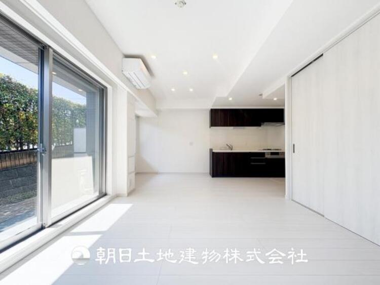 居間 【リビング】家族や友人との時間など、１番多くの時間を過ごす空間だからこそ落ち着いた空間になります。