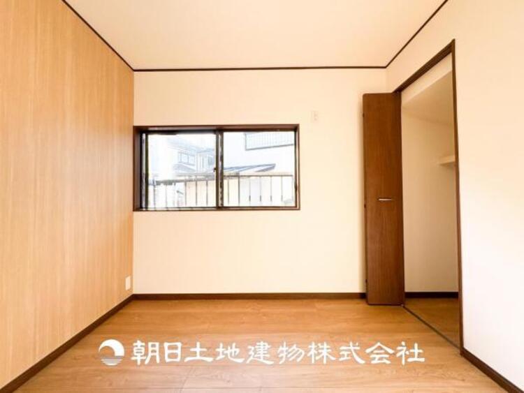 内装 【居室】趣味・感性で個性的に飾って頂けるようシンプルに仕上げてあります。