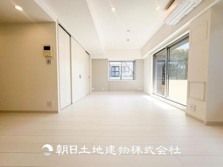 居間 【リビング】【リビング】大切なご家族、招いた友人と過ごすひと時を溢れる光が優しく包み込む空間。