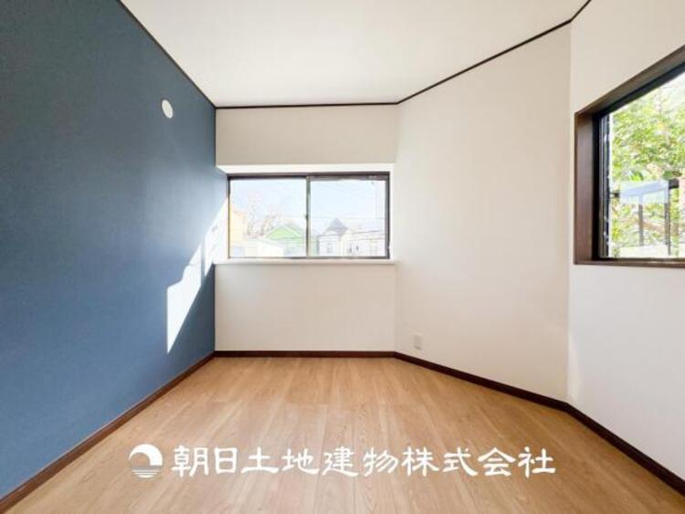 内装 【居室】一人で過ごす空間は音楽を聴いたり読書をしたりと趣味を楽しめる空間です。