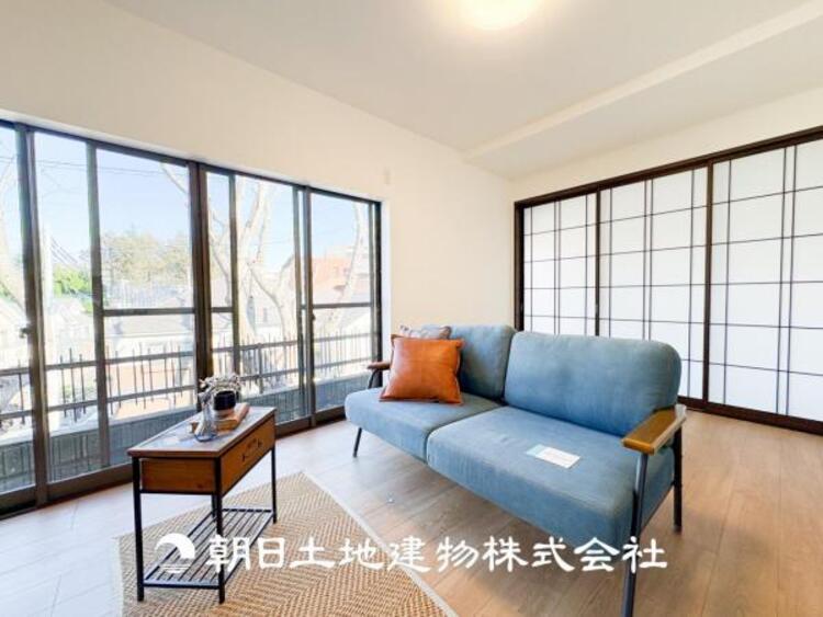 居間 【リビング】家族や友人との時間など、１番多くの時間を過ごす空間だからこそ落ち着いた空間になります。