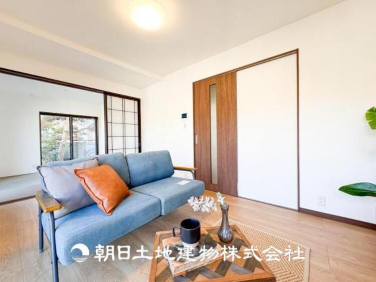 居間 【リビング】大切なご家族、招いた友人と過ごすひと時を溢れる光が優しく包み込む空間。