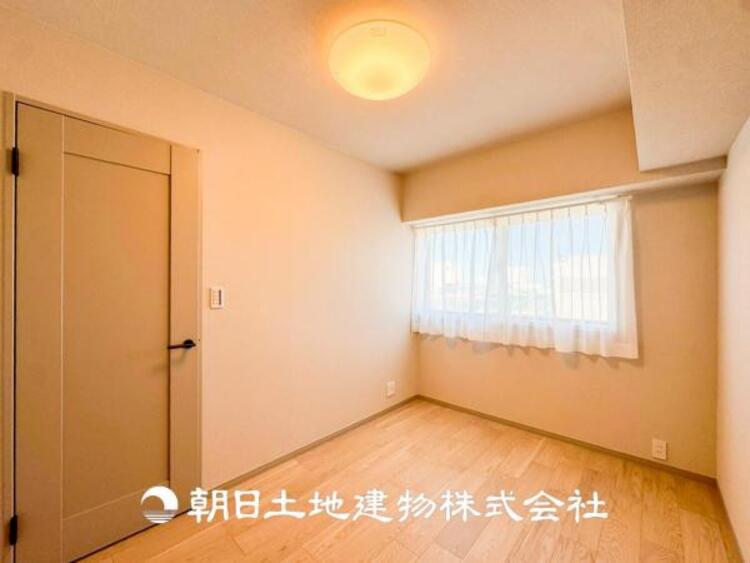 内装 【居室】爽やかな空間演出とセンス良く纏められた室内は良質な寛ぎ空間。そこで暮らす大切な人達のことを考え造りこんだ空間は日々の生活に安らぎを与えてくれます。