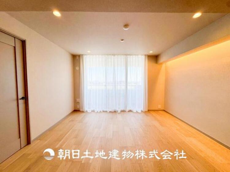 居間 【リビング】開放的で明るい空間が広がるLDK。リビングには暖かな太陽が降り注ぎ、爽やかな住空間です。お友達を呼んでお茶をしたり、一緒に料理を楽しみながら楽しい時間を。