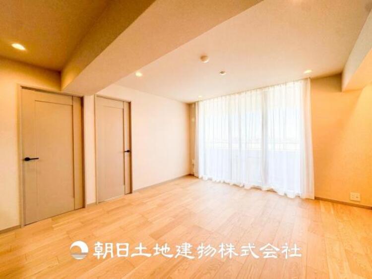 居間 【リビング】リビングにはみんなが集い、食事や楽しい会話が始まる。話に夢中になりすぎて、ついつい時を忘れてしまう。そんな束の間の幸せを感じさせてくれる場所。