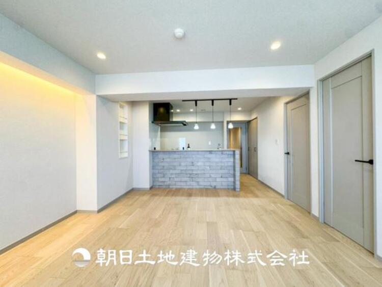 居間 【リビング】1日の中で最も長い時間を過ごすことになるリビングだからこそ、いつも笑顔があふれる空間であるように。広々とした空間から幸せな未来を。