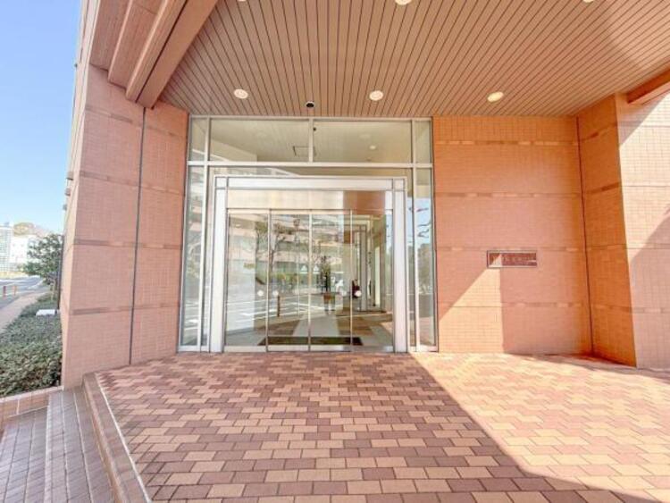 エントランス 【エントランス】重厚感の溢れるエントランスはマンションの顔！帰宅時、来客時に誇れる空間を演出します！ 