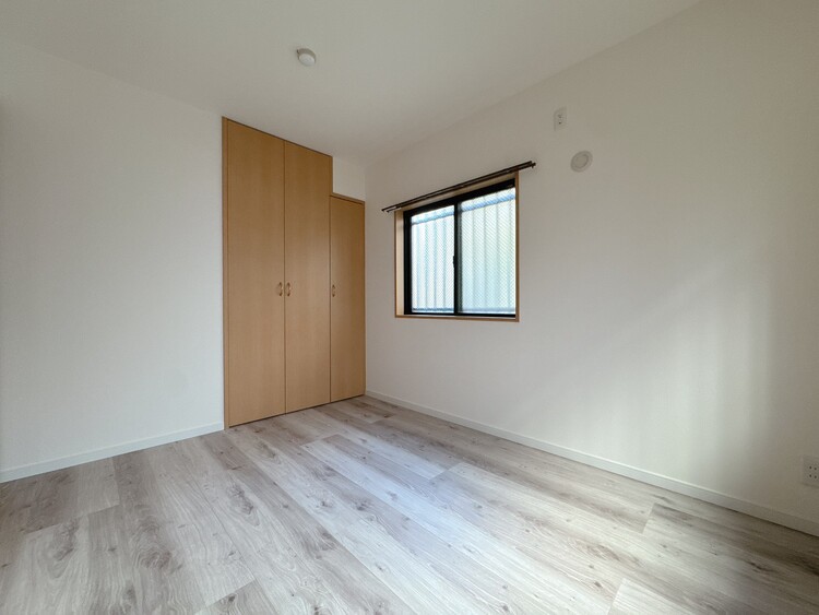 寝室 ベッドも十分に設置するスペースがあります。