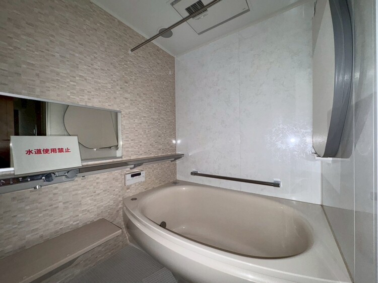 風呂 一日の疲れを癒すバスルームは、心地よいリラックスを叶える清潔感溢れる空間です。