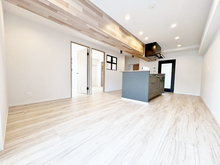 居間 居心地の良い空気感は、暮らしのステージを彩り、心からのやすらぎと満足感を与えてくれます。