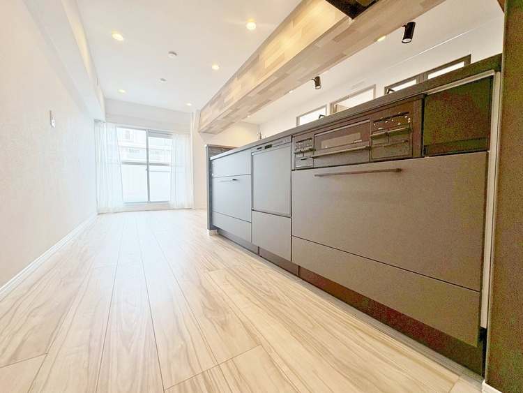 キッチン スマートな意匠と充実の機能を備えたキッチンが、暮らしにおいしい彩りを添えます。