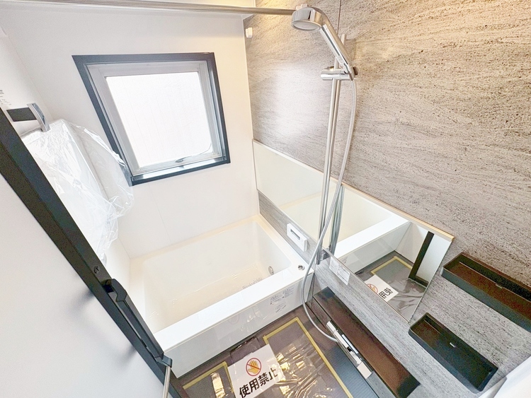 風呂 一日の疲れを癒すバスルームは、心地よいリラックスを叶える清潔感溢れる空間です。