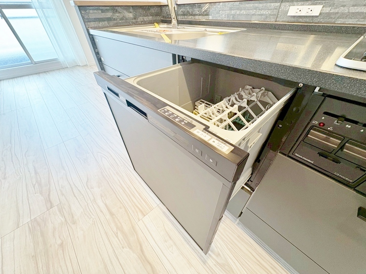 設備 食器洗いの負担を軽減。手荒れを抑えて、節水効果も見込めます。省スペースのビルトインタイプです。