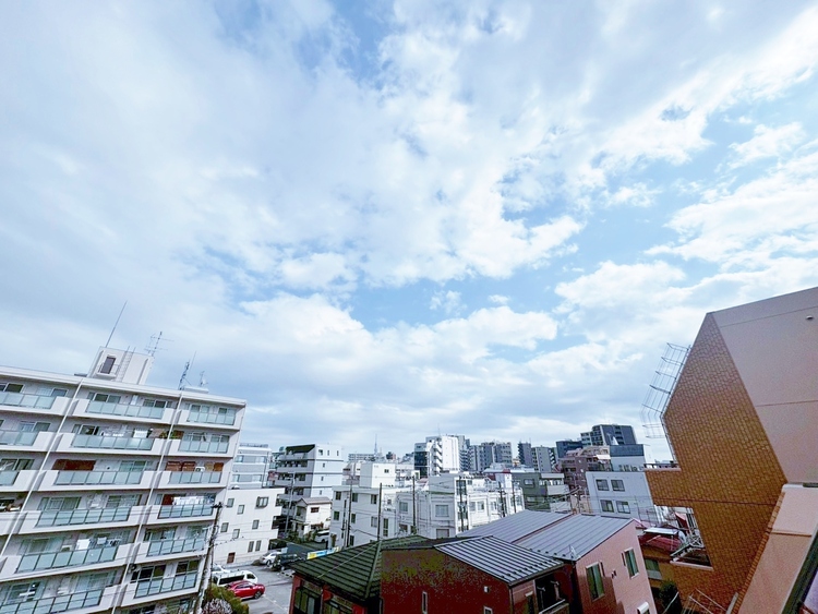 バルコニー 窓を開けると広がる青空。心をリフレッシュして日々を過ごしていきましょう。