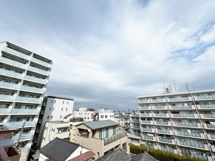 バルコニー 頬をなでる、優しい風を感じることが出来ます。