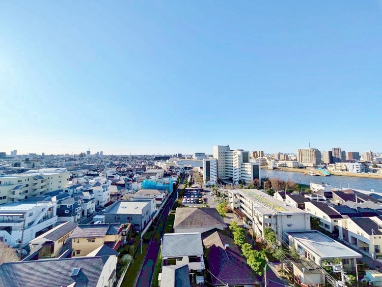 バルコニー 窓を開けると広がる青空。心をリフレッシュして日々を過ごしていきましょう。