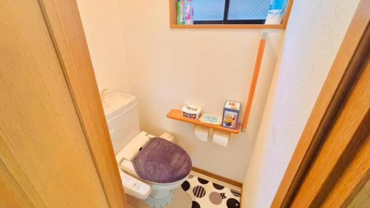 トイレ 棚付きの2連ペーパーホルダー付き。予備がある安心感と上部に小物を置ける便利さを兼ね備えています。