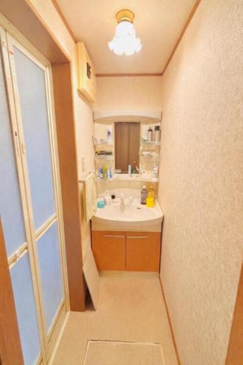 洗面 鏡横の棚に小物が置ける棚付き。朝の身支度もスムーズに行えます。