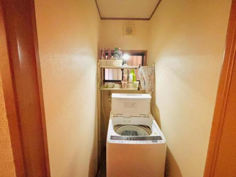 設備 雨の日のお洗濯も安心の室内設置の洗濯機置き場です。