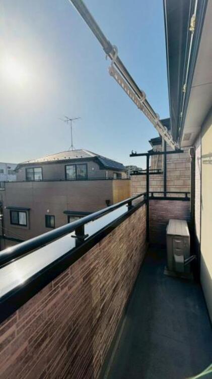 バルコニー 日々の洗濯物を干すのに適した南向きのバルコニーです。