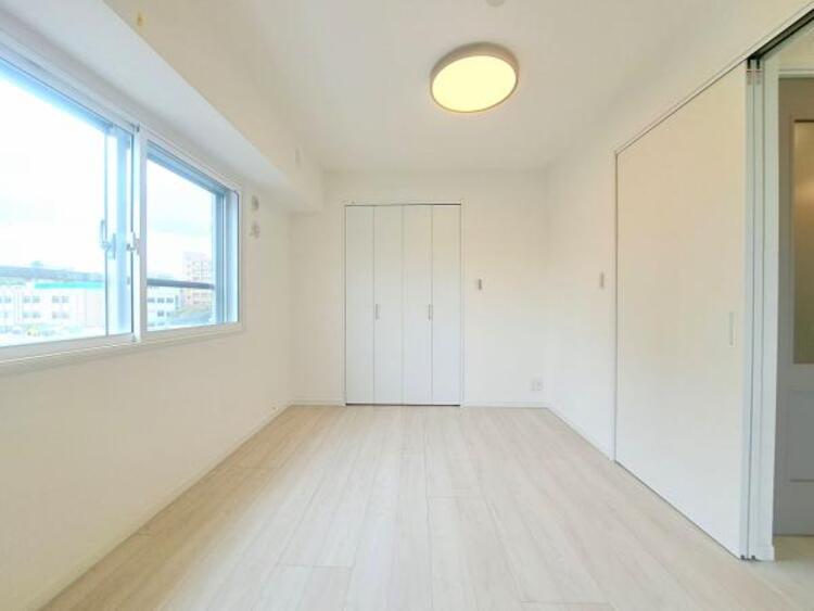 内装 洋室5.9帖　居室には収納スペースが豊富なため、シンプルですっきりとした暮らしが実現できます。