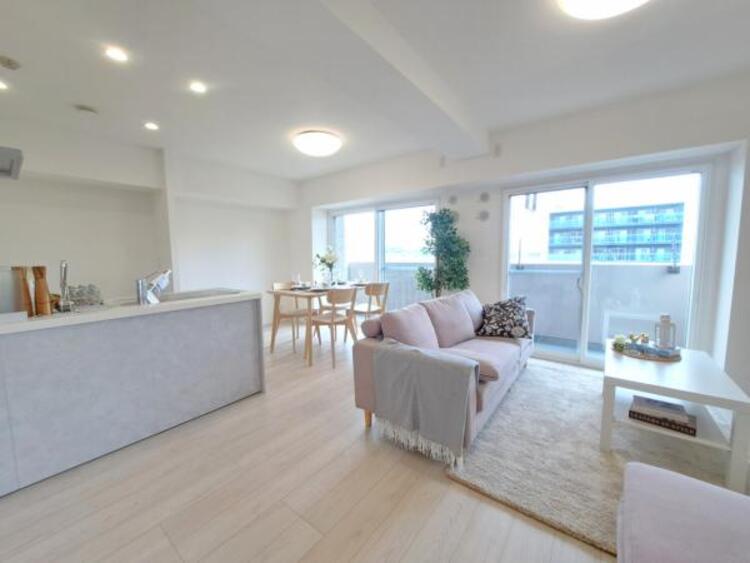 居間 LDK15.3帖　ソファーやダイニングテーブルを置いてもゆとりのある広々リビングです。