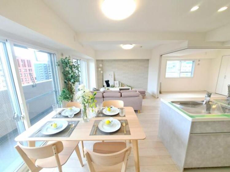 居間 LDK15.3帖　落ち着きのあるリビングです。お友達が遊びに来た時にも使えますし、ちょっと疲れた時にお昼寝できるのも嬉しいですね。