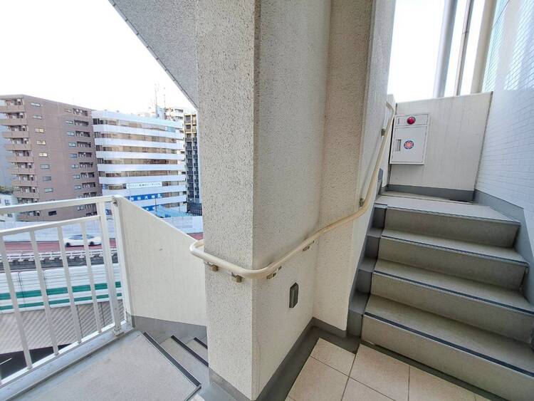 その他 共用部の階段です。明るく清潔に管理されています。