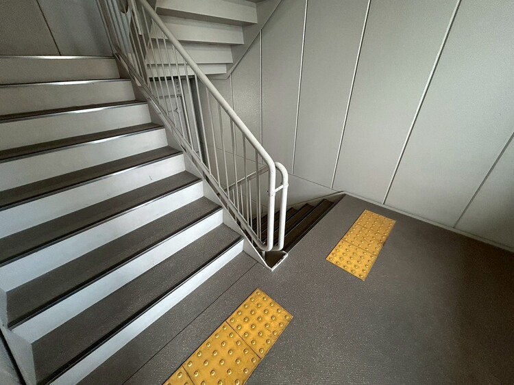 その他 共用部の階段です。明るく清潔に管理されています。