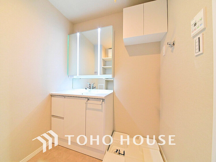 洗面 白を基調とした清潔感のある洗面室で朝の身支度を