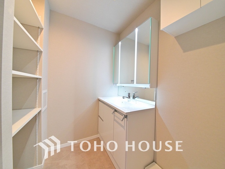 洗面 落ち着きのある色合いでまとめられた洗面室