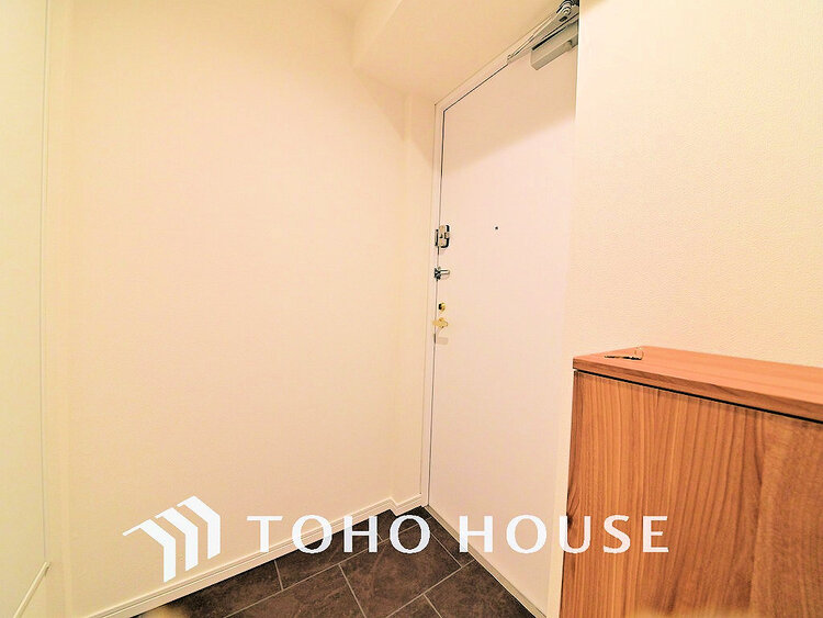 玄関 落ち着いた雰囲気の玄関、家族の帰りを暖かく迎えてくれます