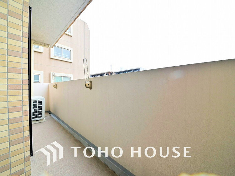 バルコニー 日当たりの良いバルコニーで晴れの日の洗濯物も楽しみになりますね