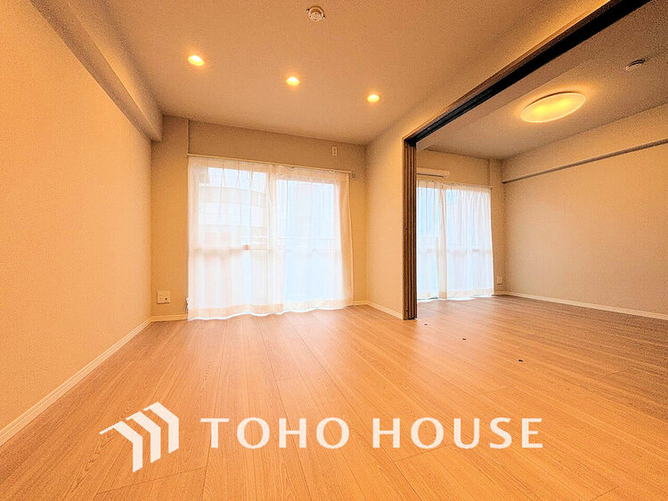 内装 広がりのある住空間、家族が集まるリビング・ダイニング