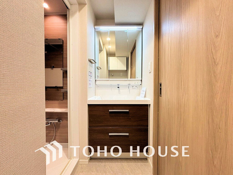 洗面 新規設置の洗面化粧台。収納豊富で使い勝手の良い3面鏡です