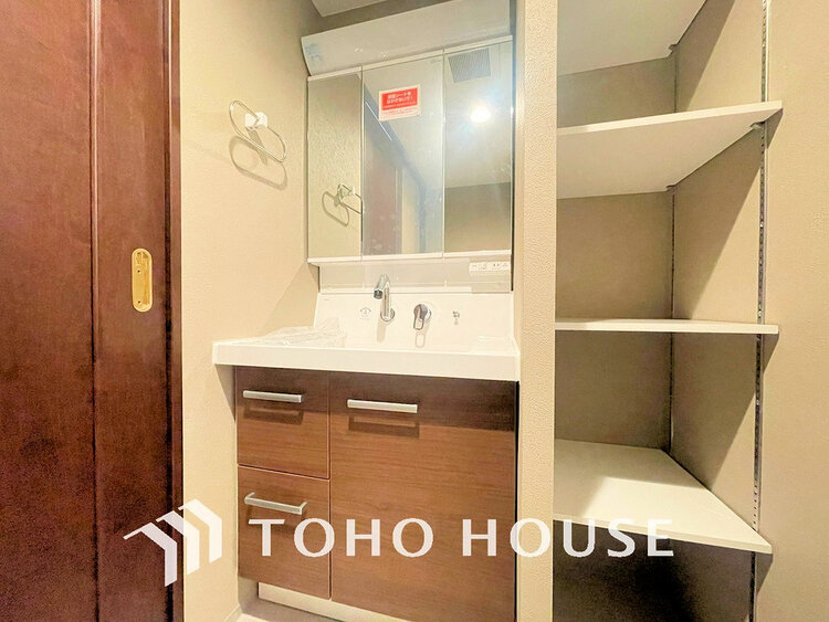 洗面 落ち着きのある色合いでまとめられた洗面室