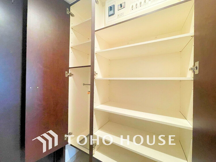 玄関 天井まである玄関収納はご家族分の履物も余裕で収納可能