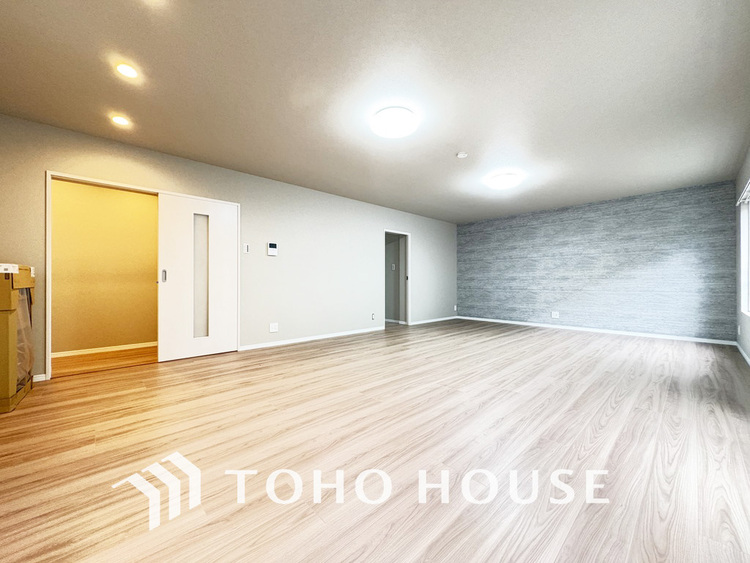 内装 広がりのある住空間、家族が集まるリビング・ダイニング