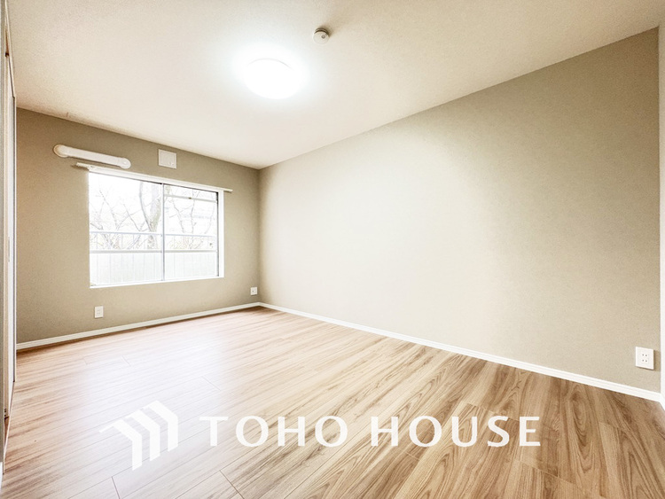 内装 採光もある洋室は、くつろぎのひと時を過ごすのにぴったり