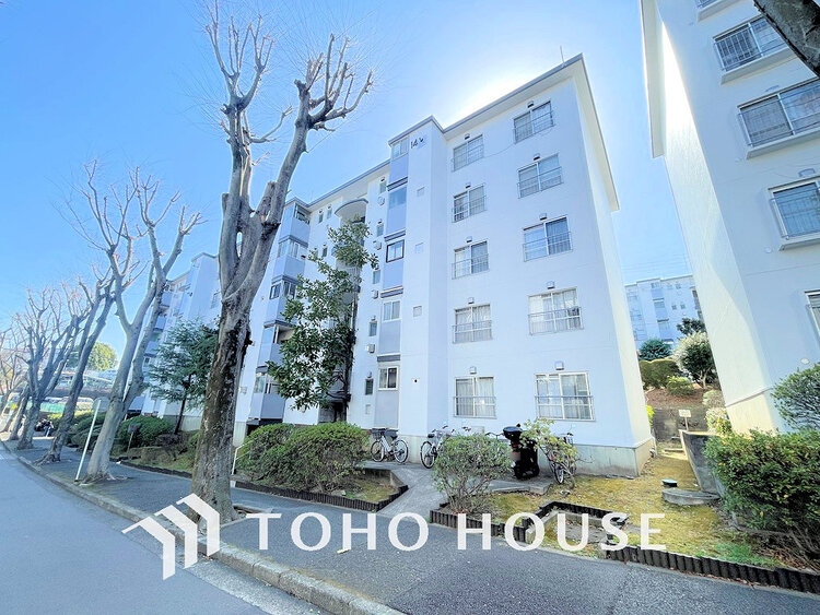 外観 〜「宮前平」駅徒歩17分〜戸建てライクな専用庭つきマンション〜南向きのため陽当たり良好〜