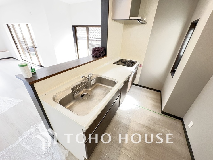 キッチン 家事をしながら家族との会話も弾む人気の対面キッチンを採用