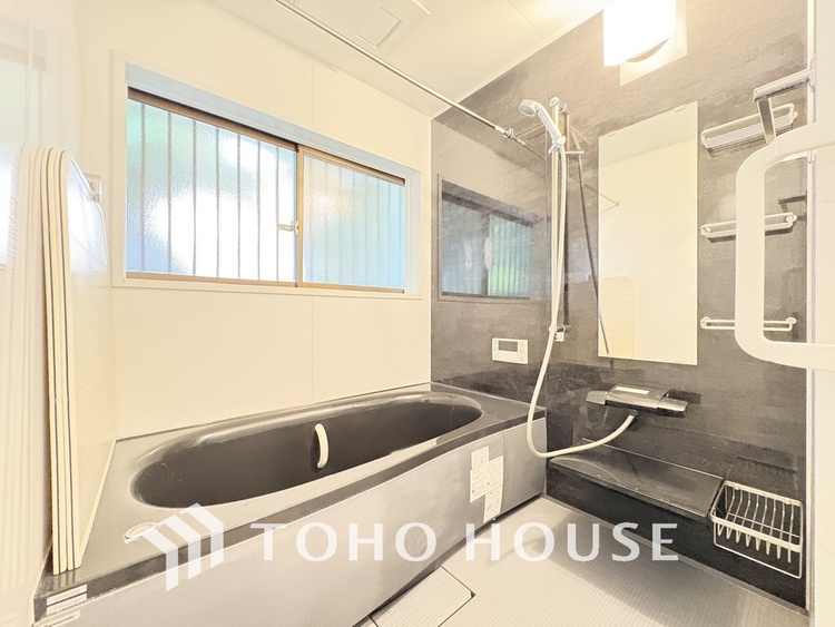 風呂 一日の疲れを癒すバスルームは、心地よいリラックスを叶える清潔感溢れる空間