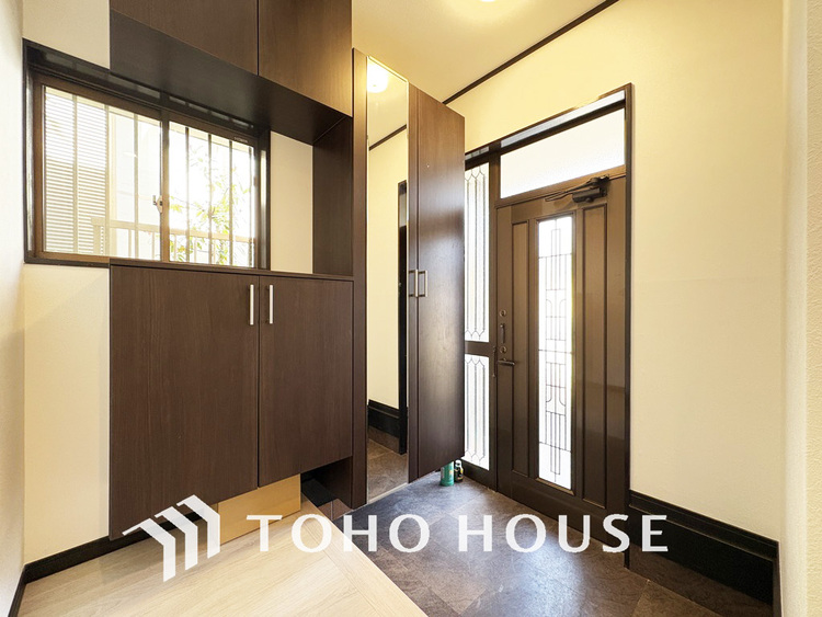 玄関 優しい雰囲気の玄関、家族の帰りを暖かく迎えてくれます