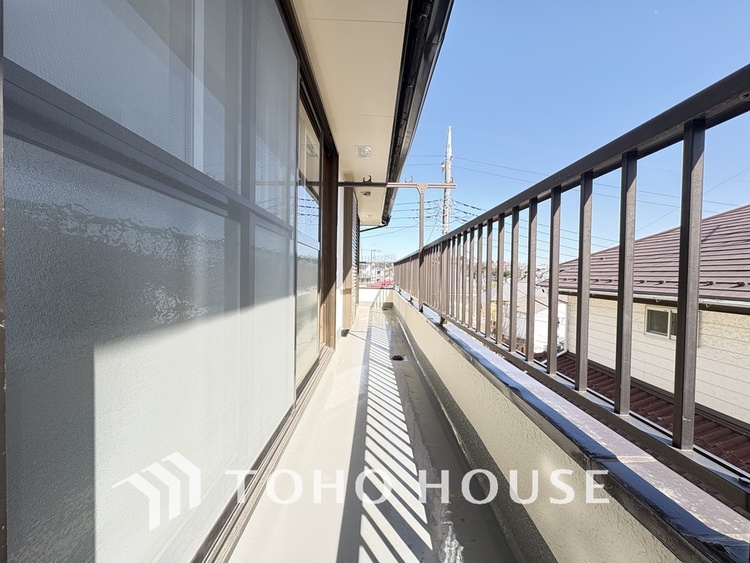 バルコニー 日当たりの良いバルコニーで晴れの日の洗濯物も楽しみになりますね