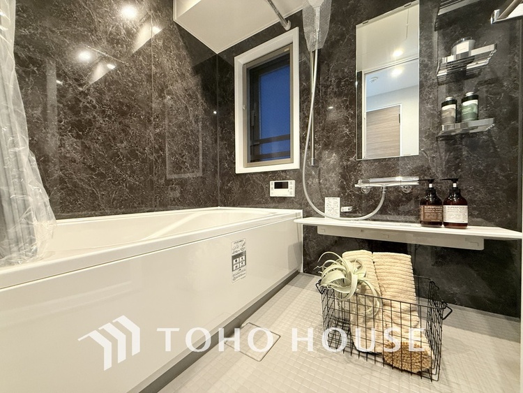 風呂 一日の疲れを癒すバスルームは、心地よいリラックスを叶える清潔感溢れる空間